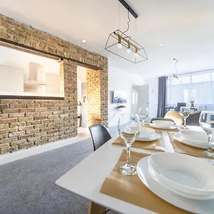 Apartment Contractor Near Heathrow, Windsor Minutes From M4, Slough